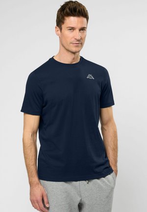 Mørkeblå bomulds t-shirt med rund hals og korte ærmer; har et lille hvidt logo på venstre brystområde; glat tekstur.