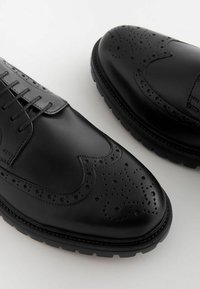 Next CLEATED BROGUE  - REGULAR FIT - Business sko - black