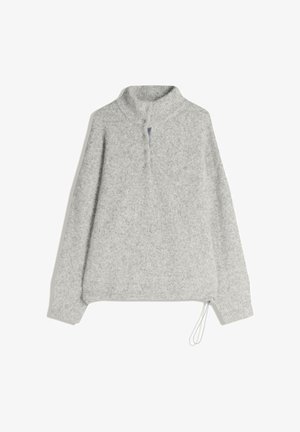 Svetlo sivi pulover, izdelan iz mehkega blaga, z visokim ovratnikom, polno zadrgo spredaj in nastavljivo vrvico na robu.