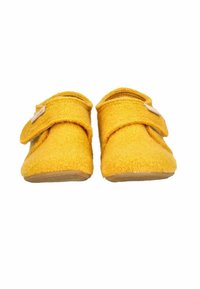 Pantofole gialle in feltro con forma curva, cinturino in velcro e superficie testurizzata; suole in gomma naturale. Vista frontale.