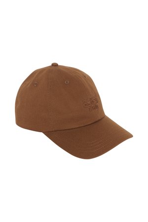 Brun bomull baseball-cap med buet skygge, seks-panel konstruksjon og sydd ventilasjonshull. Har brodert logo på forsiden.
