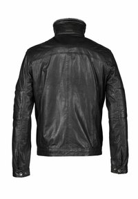 Chaqueta de cuero negra con un cuello alto, costuras detalladas y puños con botón a presión. Textura suave con un aspecto ligeramente desgastado.