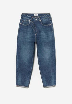 Jeans en denim bleu foncé avec une coupe décontractée, comportant cinq poches, une fermeture à bouton et éclair, et un ourlet effiloché.