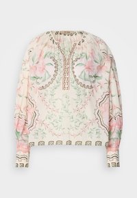 Blouse à manches longues avec motifs floraux et feuillus dans des tons doux de rose, vert et beige, avec un col rond orné de boutons.