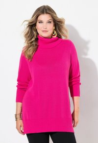 Fuchsia turtlenecktröja i mjukt stickat material med ribbade muddar och nederkant. Har en avslappnad passform och förlängd längd för komfort.