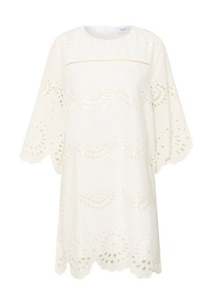 Bijela haljina duljine do koljena s širokim rukavima, okruglim izrezom i izvezenim uzorcima u obliku cvjetova i vijuga.