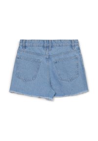 Bermuda in denim azzurro chiaro con orlo sfrangiato, dotata di due tasche posteriori, una vita standard e finiture pulite sulle cuciture.