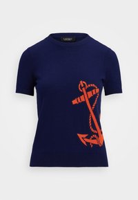 Pull à manches courtes bleu marine en tissu tricoté, orné d'un motif d'ancre orange sur le côté gauche. Col rond et silhouette ajustée.
