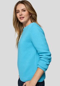 Helleblaue strukturierte Sweater mit rundem Ausschnitt und langen Ärmeln, featuring ein geripptes Design und eine lässige Passform.