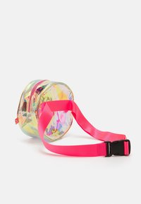 Zaino rotondo e trasparente realizzato in materiale iridescente, dotato di una tracolla e una cerniera rosa, con una texture liscia e un design interno colorato.