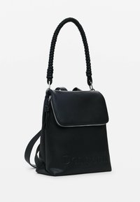 Schwarzer Leder-Rucksack mit Reißverschluss, strukturiertem Griff und geprägtem Logo auf der Vorderseite. Verfügt über verstellbare Träger und ein Klappendesign.