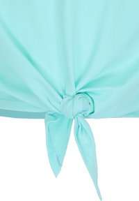Top in tessuto turchese con dettaglio frontale annodato, caratterizzato da una texture liscia e una caduta morbida, adatto per un abbigliamento casual.