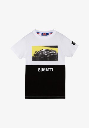 T-shirt in cotone bianco e nero con grafica di un'auto sulla parte anteriore, sfondo giallo e testo "BUGATTI" in bianco nella parte inferiore.