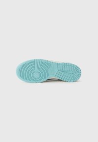 Suola di sneaker Nike, realizzata in un materiale gommoso blu con cerchi concentrici, scanalature diagonali e un motivo battistrada robusto per una buona presa.