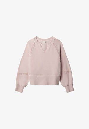 Sweatshirt rose clair raccourci avec encolure arrondie, manches texturées et accents en dentelle sur les épaules. Tissu doux et coupe décontractée.