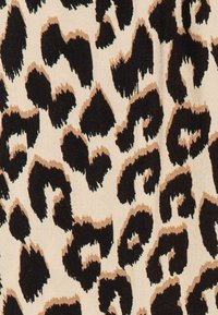 Leopardenmusterstoff mit einem hellbeigen Hintergrund, der unregelmäßige schwarze Flecken aufweist, die von Braun umrandet sind. Glatte Textur, typisch für gewebte Materialien.