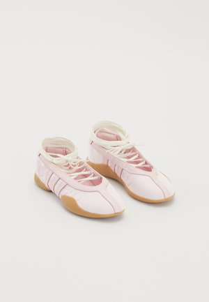 TAEKWONDO MEI BALLET W - Baletkurpes ar siksniņu ap potīti - clear pink/almost pink
