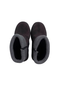 Botas de ante negras con un cuello de punto gris, puntera redondeada y cierre lateral con cremallera. Textura suave y altura a media pantorrilla para calidez y comodidad.