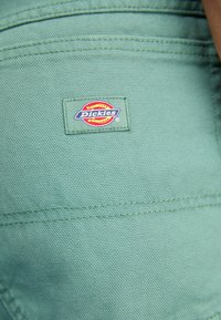 Dickies DUCK CARPENTER - Shorts - dark forest