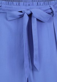 Helllila Stoff mit einer weichen Textur, der einen gebundenen Taillengürtel und Spitzenakzente aufweist. Das Material wirkt glatt und leicht.