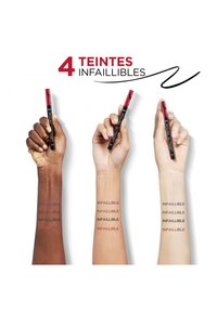 Trois bras, de teintes de peau différentes, tenant des marqueurs à lèvres noirs et rouges. "Infaillible" imprimé sur chaque bras dans des couleurs variées. Quatre couleurs affichées.