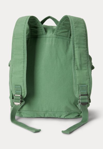 Πράσινο ύφασμα σακίδιο πλάτης, φαίνεται από πίσω, με επενδεδυμένους, ρυθμιζόμενους ιμάντες ώμου και μεταλλικές αγκράφες.