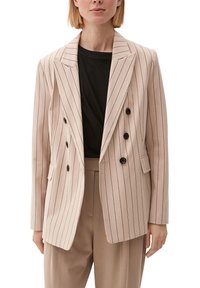 Blazer doppio petto beige chiaro con strisce verticali blu navy, rever a punta e quattro bottoni neri. Tessuto liscio con una vestibilità sartoriale.