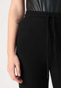 Pieces PCIRIS WIDE  - Hlače - black