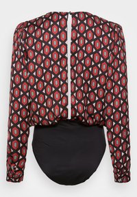 Langärmliger Bodysuit mit einem geometrischen Muster in Rot, Schwarz und Teal. Verfügt über einen Reißverschluss im Rücken und einen schwarzen unteren Bereich mit einer glatten Textur.
