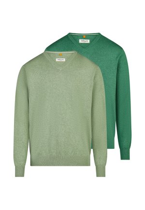 Dwa swetry z długim rękawem i dekoltem w serek, w kolorze jasnej zieleni i ciemnej zieleni, nałożone na siebie i przedstawione na białym tle.