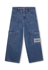 Pantaloni cargo in denim blu scuro con vestibilità ampia. Presentano diverse tasche e una colorata patch "SMILE" sul lato.