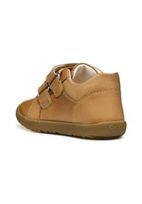 Scarpa in pelle marrone con due cinturini in velcro, punta arrotondata e superficie texturizzata. Fodera interna morbida e suola in gomma flessibile. Visibile il marchio Geox.