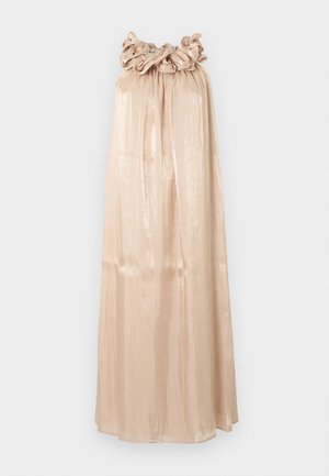 Abito lungo color beige in raso con scollo arricciato in stile floreale e tessuto drappeggiato fluente.