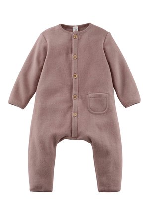 Baby-Strampler aus staubrosafarbenem Fleece mit langen Ärmeln, vorderen Holzknöpfen und einer kleinen Tasche auf der rechten Seite.