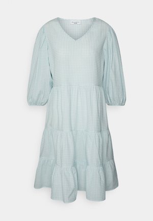 Vestido em gingham azul claro com decote em V, mangas bufantes e bainha cerimonial em camadas. Feito de um tecido suave com um padrão xadrez.