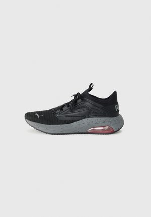 Baskets de sport noires avec une tige en tricot texturé, une semelle intermédiaire gris zébré et une unit�é d'air accentuée en rouge. Équipées de lacets et d'une languette de talon en boucle.