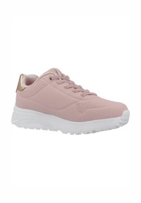 Sneakers sintetici rosa con upper testurizzato, suola in gomma bianca e dettaglio dorato sul tallone. Presentano un design perforato e lacci tradizionali.