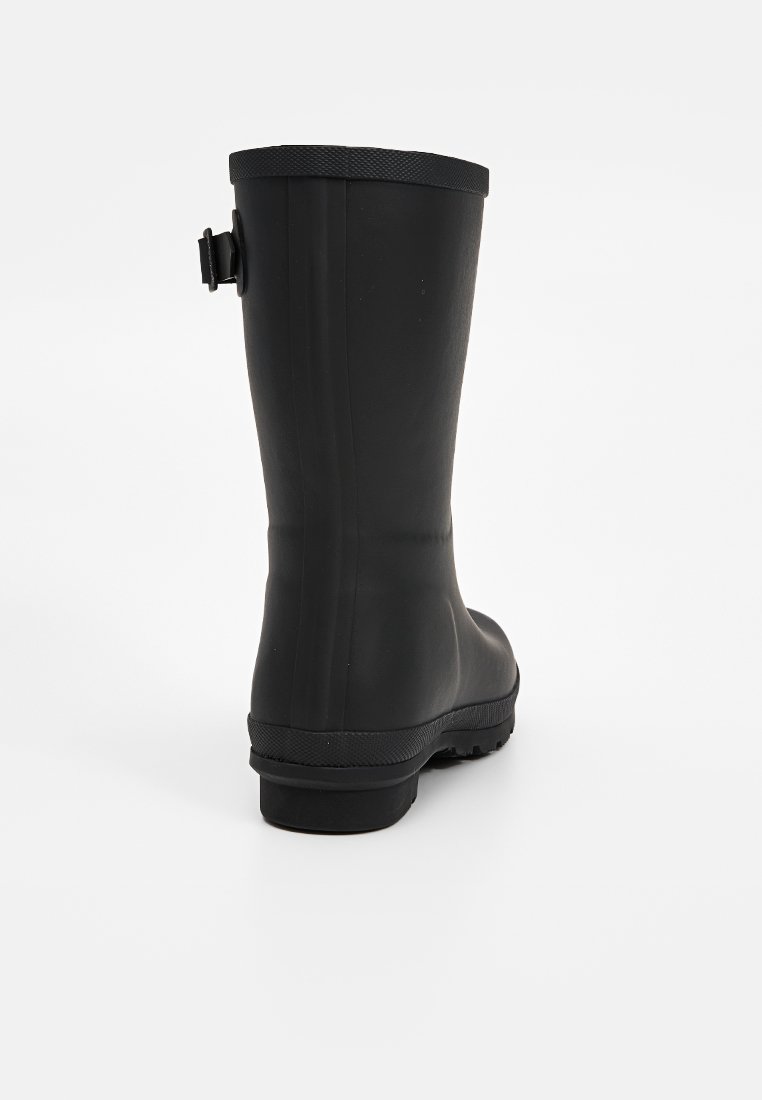 Schwarzer Gummiregenstiefel mit rutschfester Sohle, runder Spitze und Schnallenakzent auf der Rückseite. Glatte Oberfläche und knielanges Design.
