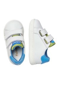 Sneakers bianchi in pelle con accenti blu e verdi, doppie chiusure in Velcro e suole in gomma texture. L'interno presenta una fodera imbottita.