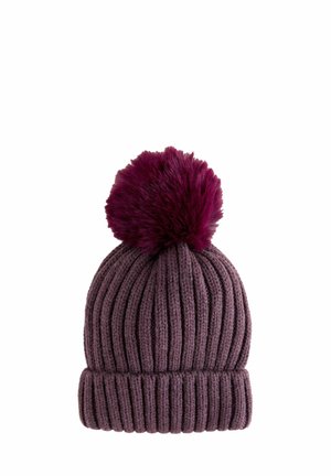 Lilla ribbet strikket hue med en stor faux fur pom-pom på toppen og en foldet kant i bunden.