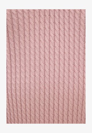 Lyserødt strikket stof med et gentagende kabelstrikmønster, der skaber lodrette flettede rækker.
