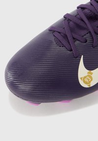 Crampon de football violet avec une surface texturée, lacets noirs et un logo doré avec le numéro 93 sur le côté. Studs de semelle rose.