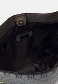 Sac fourre-tout à motif gris avec un intérieur noir. Comprend une fermeture à pression magnétique et une poche intérieure zippée. Fabriqué en tissu durable.