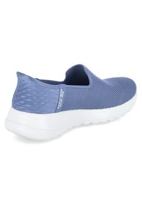 Zapatilla slip-on de color azul claro con parte superior de malla, patrón texturizado y suela de goma blanca, que cuenta con una lengüeta de talón reforzada para un fácil uso.
