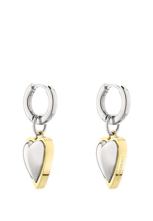 Boucles d’oreilles créoles en argent avec des breloques en forme de cœur bordées d’or, une breloque présentant un texte gravé subtil sur le côté.
