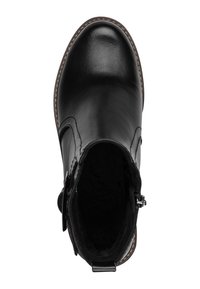 Bottine en cuir noir avec un bout rond, texture lisse, fermeture éclair sur le côté et une doublure intérieure douce et sombre. Couture décorative le long du bord.