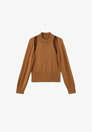 Hnedý pletený sveter s dlhými rukávmi a bezrúkovým plášťom s prehodením, ktorý má vysoký výstrih, rozložený na bielom pozadí.