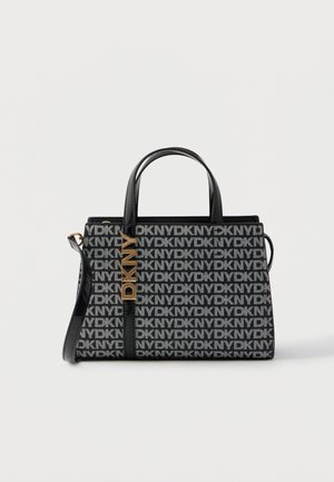 Sort og grå DKNY-mønstret håndtaske med to håndtag, aftagelig skulderrem og gylden DKNY-logo ved fronten.