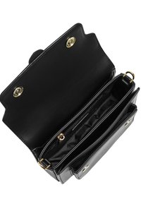 Černá kožená crossbody taška otevřená a ukazující několik přihrádek a zlaté kování, včetně zapínání a zipu.