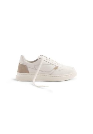 Zapatillas de cuero blancas con un acento texturado en beige en el talón, puntera redonda y suela de goma plana; presentan cordones planos y detalles de costura.